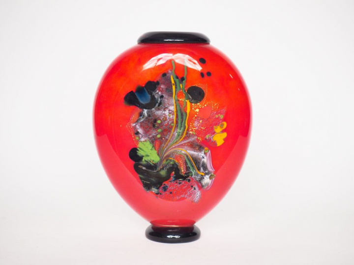 Robert PIERINI. Vase ovoïde en verre soufflé à décor en intercalaire p