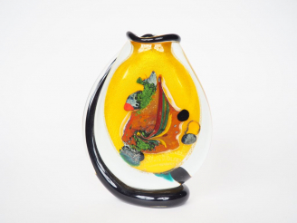 Vente aux enchères Robert PIERINI.  Vase en verre soufflé à décor en intercalaire polychr