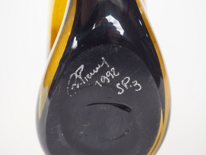 Robert PIERINI.  Vase en verre soufflé à décor en intercalaire polychr