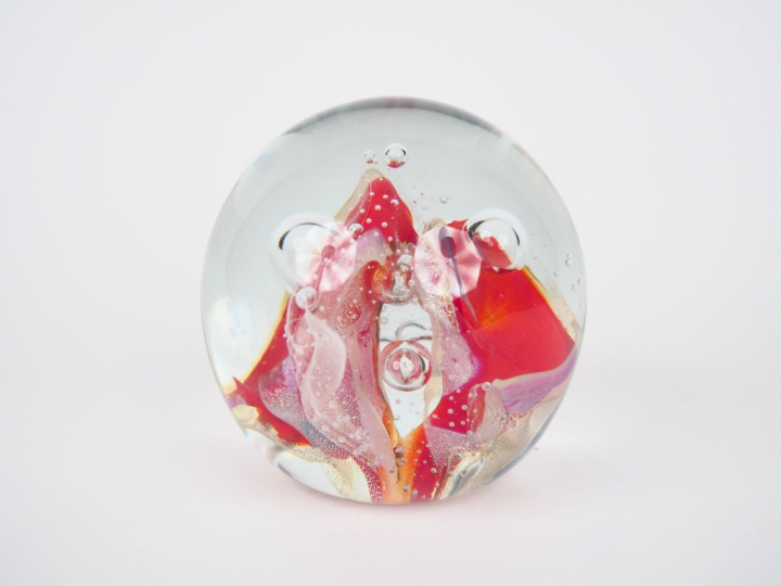 Robert PIERINI.  Boule sulfure en verre polychrome. Signée. H. 10 cm