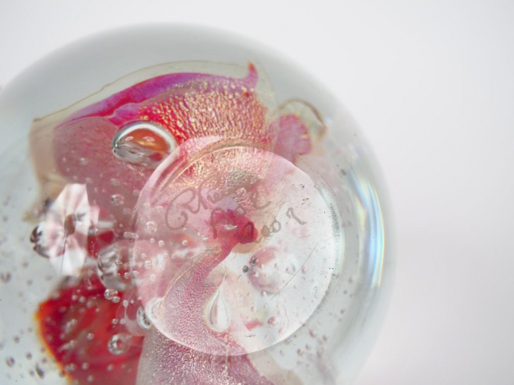 Robert PIERINI.  Boule sulfure en verre polychrome. Signée. H. 10 cm