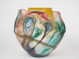 Vente aux enchères Jean Claude NOVARO. Grand vase ovoide en verre polychrome. Signé et da