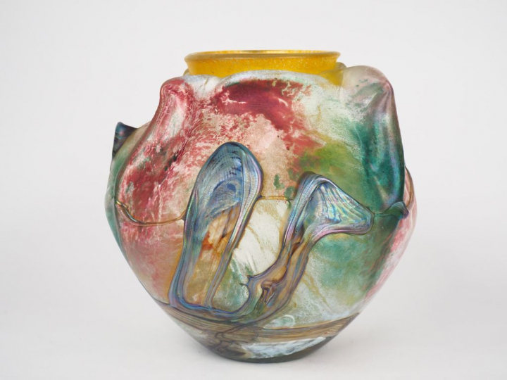 Jean Claude NOVARO. Grand vase ovoide en verre polychrome. Signé et da