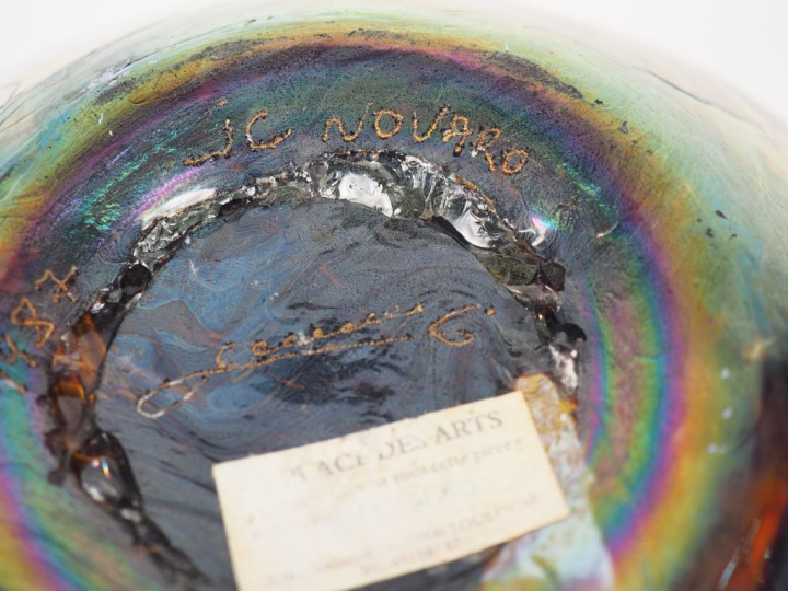 Jean Claude NOVARO. Grand vase ovoide en verre polychrome. Signé et da