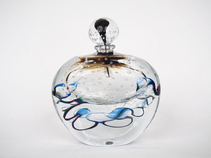 Jean Claude NOVARO.  Grand flacon en verre polychrome.  Signé et daté 