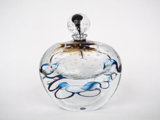 Vente aux enchères Jean Claude NOVARO.  Grand flacon en verre polychrome.  Signé et daté 