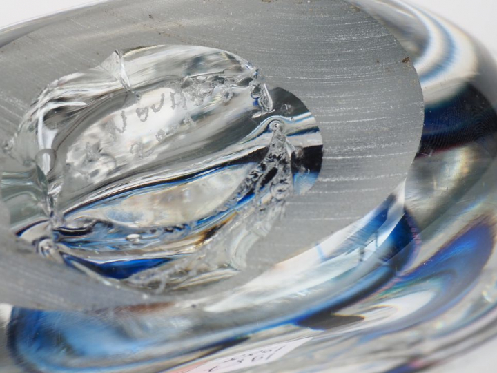 Jean Claude NOVARO.  Grand flacon en verre polychrome.  Signé et daté 