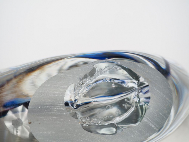 Jean Claude NOVARO.  Grand flacon en verre polychrome.  Signé et daté 