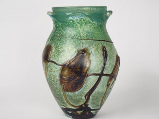 Vente aux enchères Jean Claude NOVARO.  Vase en pâte de verre à décor multicouche polychr