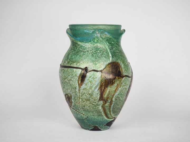 Jean Claude NOVARO.  Vase en pâte de verre à décor multicouche polychr