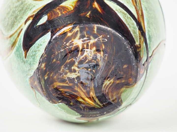 Jean Claude NOVARO.  Vase en pâte de verre à décor multicouche polychr