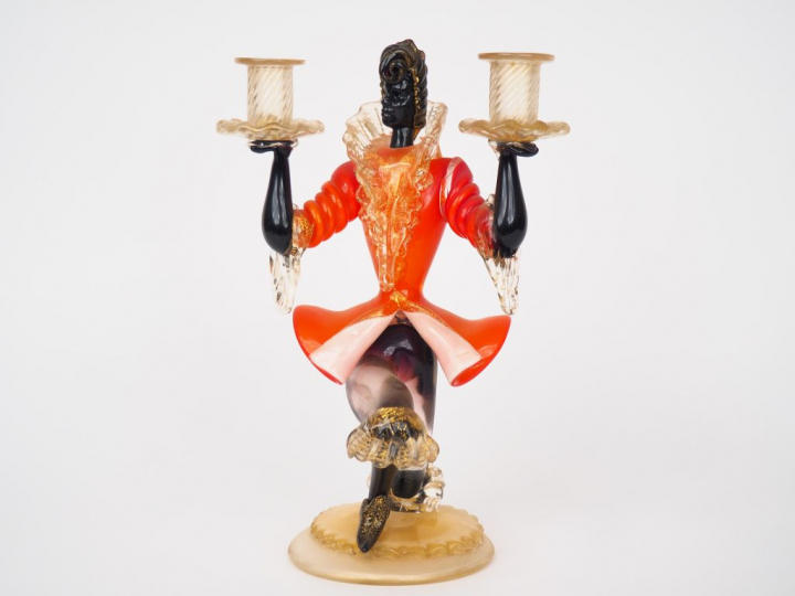 Bougeoir double en verre de Venise figurant un page. H. 28 cm