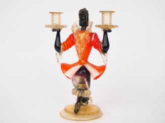 Vente aux enchères Bougeoir double en verre de Venise figurant un page. H. 28 cm