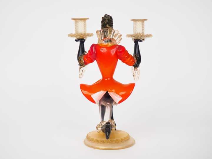 Bougeoir double en verre de Venise figurant un page. H. 28 cm