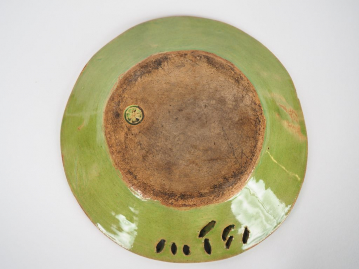 Assiette Art nouveau en céramique verte à décor d'une allégorie de flo