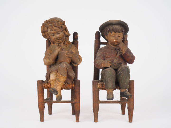 Paire de sujets 1900 en stuc polychrome figurant des enfants sur des c