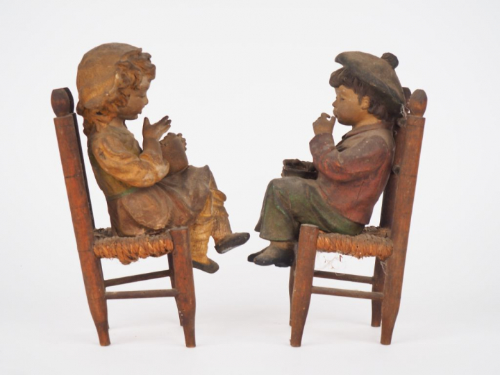 Paire de sujets 1900 en stuc polychrome figurant des enfants sur des c