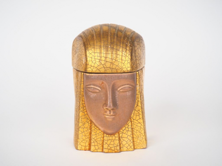 ROBJ. Boite en céramique polychrome en forme d'égyptienne. (couvercle 