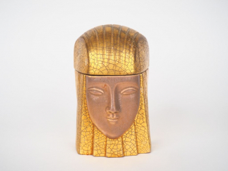 Vente aux enchères ROBJ. Boite en céramique polychrome en forme d'égyptienne. (couvercle 