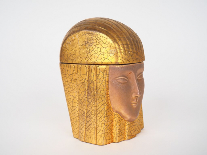 ROBJ. Boite en céramique polychrome en forme d'égyptienne. (couvercle 