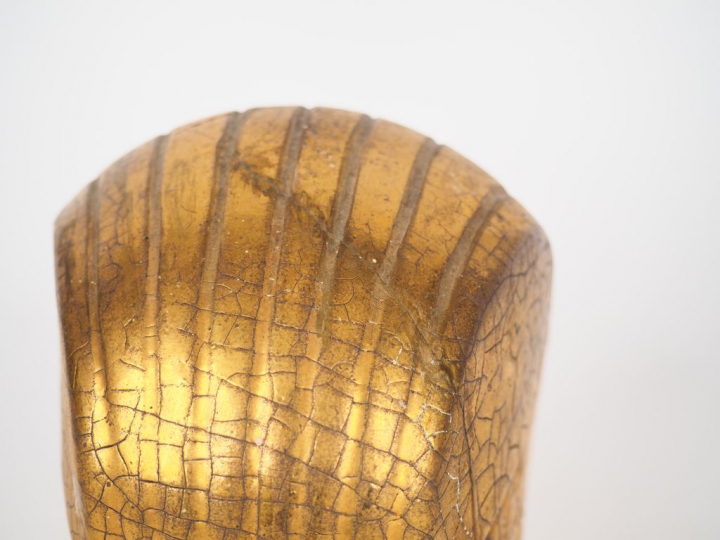 ROBJ. Boite en céramique polychrome en forme d'égyptienne. (couvercle 