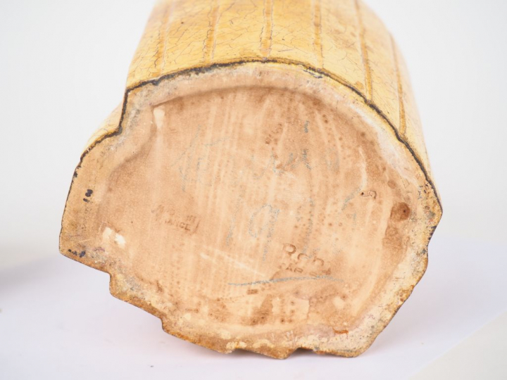 ROBJ. Boite en céramique polychrome en forme d'égyptienne. (couvercle 