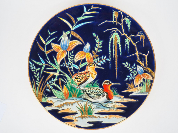LONGWY. Plat rond en émaux polychromes. "murmure" Diam. 36 cm (éclat)