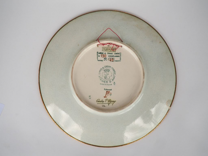 LONGWY. Plat rond en émaux polychromes. "murmure" Diam. 36 cm (éclat)