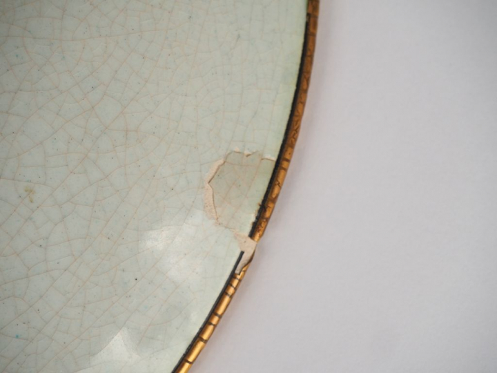 LONGWY. Plat rond en émaux polychromes. "murmure" Diam. 36 cm (éclat)