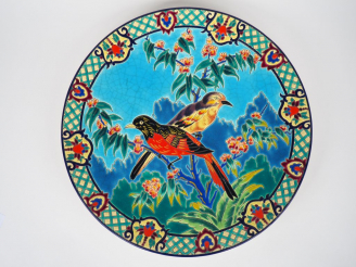 Vente aux enchères LONGWY.  Plat rond en émaux polychromes. "Minivets d'Asie"  Diam. 36 c