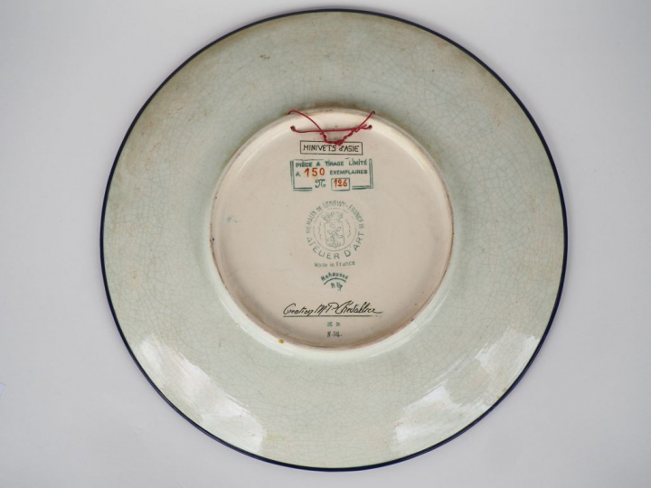 LONGWY.  Plat rond en émaux polychromes. "Minivets d'Asie"  Diam. 36 c