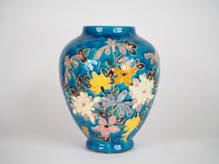 MAUNIER à Vallauris.  Grand vase ovoide en céramique à décor de fleurs