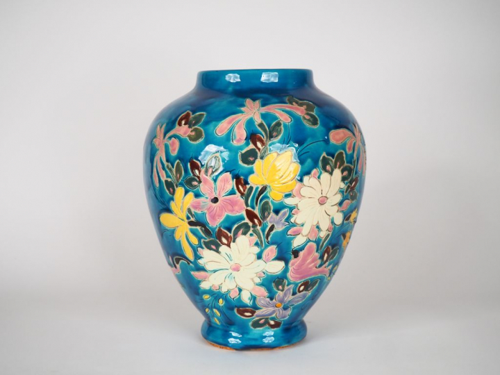 MAUNIER à Vallauris.  Grand vase ovoide en céramique à décor de fleurs