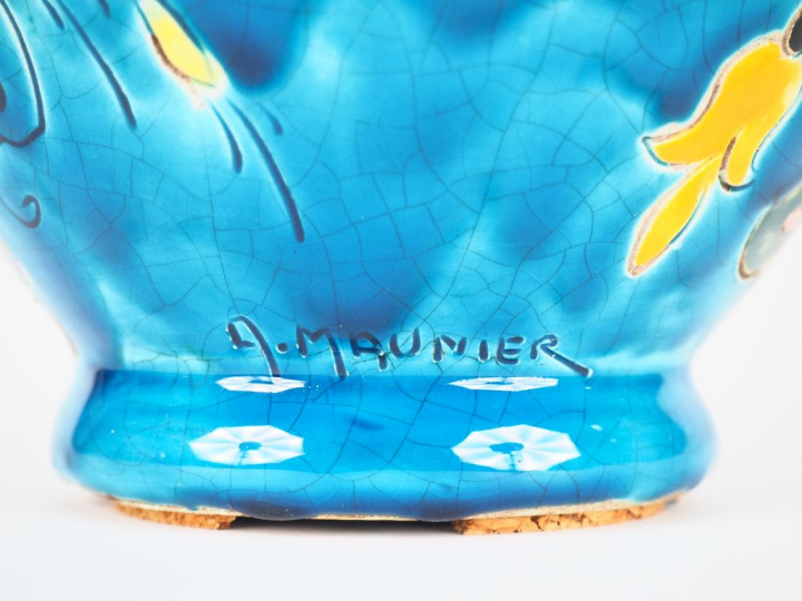 MAUNIER à Vallauris.  Grand vase ovoide en céramique à décor de fleurs