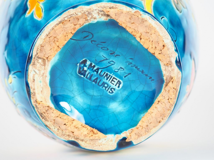 MAUNIER à Vallauris.  Grand vase ovoide en céramique à décor de fleurs