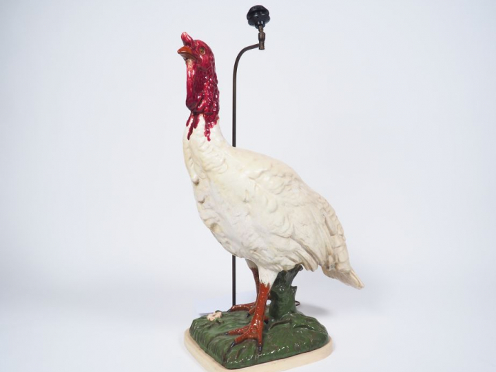 Sculpture en céramique polychrome figurant un dindon, montée en lampe.