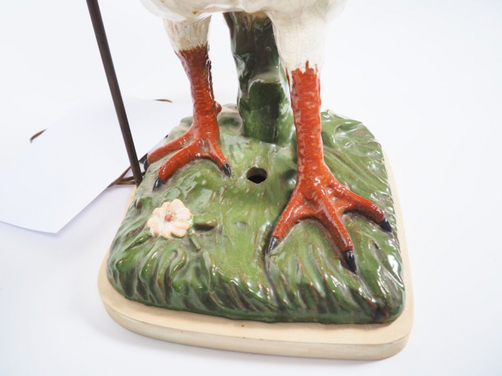 Sculpture en céramique polychrome figurant un dindon, montée en lampe.