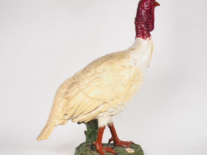 Sculpture en céramique polychrome figurant un dindon, montée en lampe.