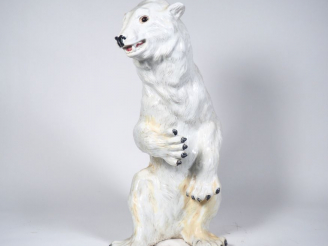 Vente aux enchères Spectaculaire sujet en porcelaine polychrome figurant ours blanc assis