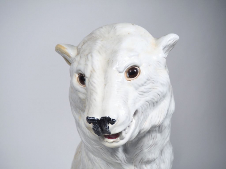Spectaculaire sujet en porcelaine polychrome figurant ours blanc assis