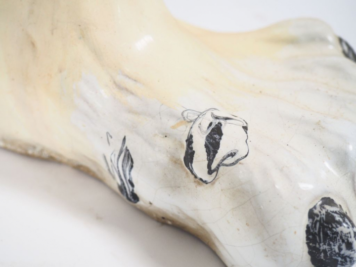 Spectaculaire sujet en porcelaine polychrome figurant ours blanc assis