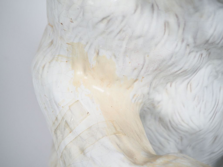 Spectaculaire sujet en porcelaine polychrome figurant ours blanc assis