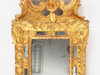 Vente aux enchères Petit miroir à glacillons XVIIIème en bois sculpté et doré surmonté d'