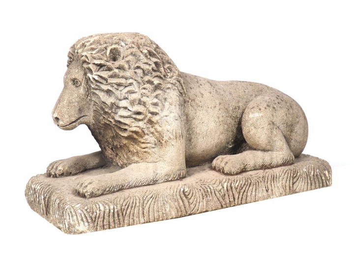 Sculpture en ciment "lion couché" (accidents) Dim. 45 x 76 x 32  cm
