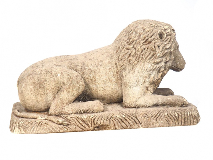 Sculpture en ciment "lion couché" (accidents) Dim. 45 x 76 x 32  cm