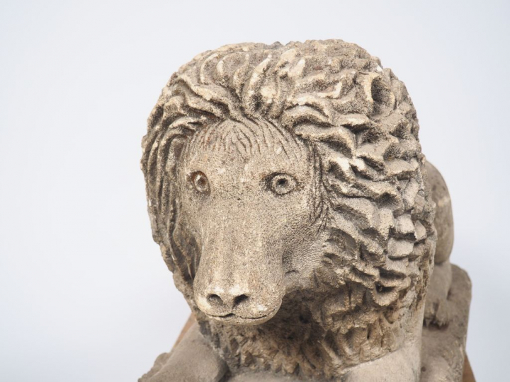 Sculpture en ciment "lion couché" (accidents) Dim. 45 x 76 x 32  cm