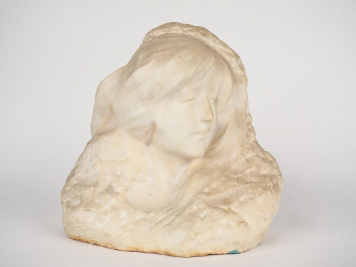 Ecole française vers 1900. "Jeune fille de profil" Sculpture en albâtr
