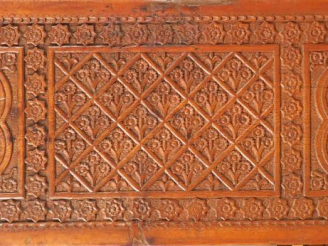 Vente aux enchères Devant de coffre du Queyras en pin sculpté, à décor de motifs floraux.