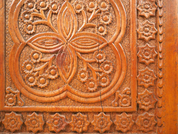 Devant de coffre du Queyras en pin sculpté, à décor de motifs floraux.