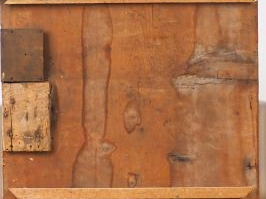 Devant de coffre du Queyras en pin sculpté, à décor de motifs floraux.